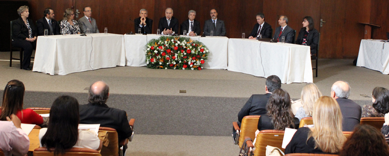 Mesa de honra da solenidade de abertura do “Encontro Estadual de Direito à Saúde” (Foto: Thiago Rios Gomes)